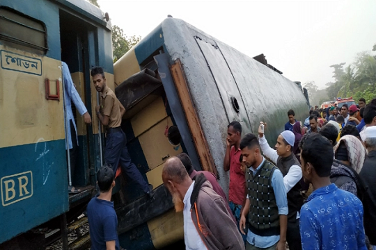 ব্রাহ্মণবাড়িয়ায় দুই ট্রেনের সংঘর্ষে নিহত ১৫, আহত শতাধিক