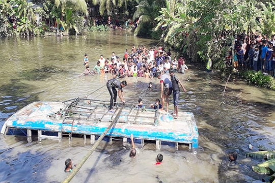 দুর্ঘটনাকবলিতদের উদ্ধারে নেমে যুবকের মৃত্যু