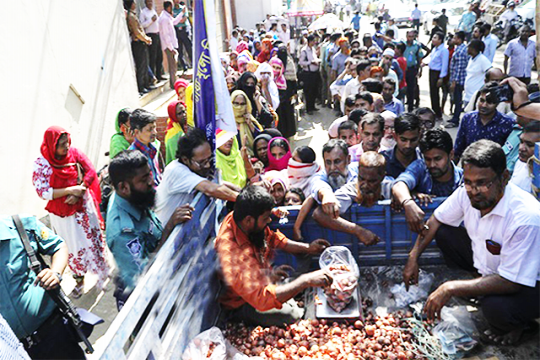 পেঁয়াজ কিনতে দীর্ঘ লাইন, কাড়াকাড়ি (ভিডিও)