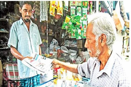 অভাব নয়, জ্ঞান বিতরণে হকার হয়েছেন অবসরপ্রাপ্ত এই শিক্ষক