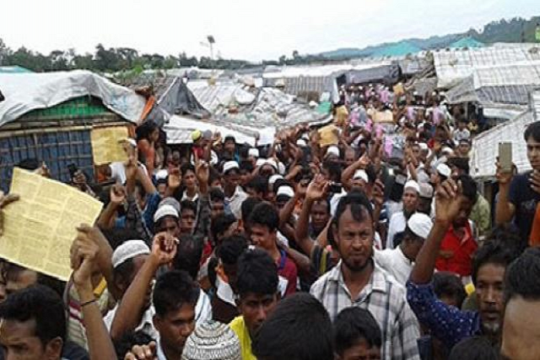 সু চি’র বিচারের দাবিতে কক্সবাজারে রোহিঙ্গাদের বিক্ষোভ