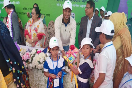 বই উৎসবে শিশুদের সঙ্গে গল্পে মেতে উঠলেন সাকিব