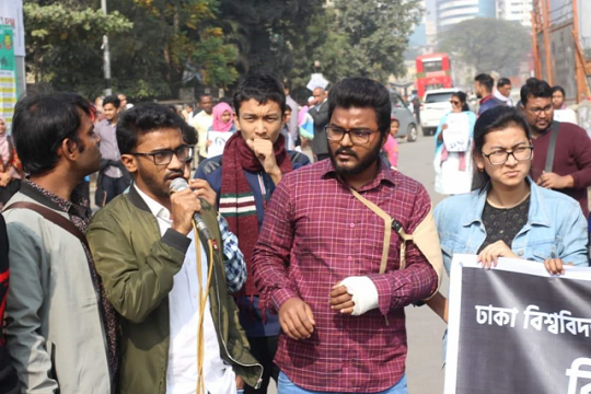 ভাঙা হাতে শিক্ষার্থীদের আন্দোলনে ফারুক, ছবি ভাইরাল