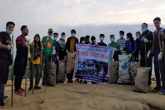 ঘুরতে এসে সাজেকের চূড়া পরিষ্কার করল শিক্ষার্থীরা