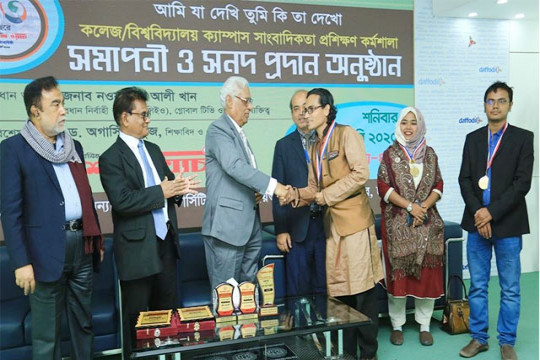 এডুকেশন ওয়াচ সম্মাননা পেলেন সাংবাদিক দম্পতি শান্তা-মেহেদী