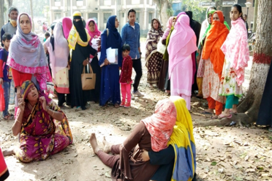 ক্লাসের শুরুতে মৃত্যু কোলে ঢলে পড়লেন তন্বী