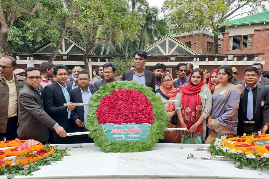 বঙ্গবন্ধুর সমাধিতে ইবি বঙ্গবন্ধু পরিষদের একাংশের শ্রদ্ধাঞ্জলী