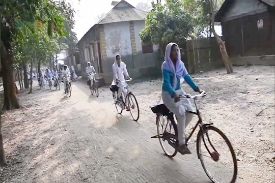 প্রথা ভেঙ্গে সাইকেল চালিয়ে স্কুলে যায় ৫ শতাধিক ছাত্রী