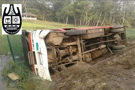 চবি শিক্ষার্থীদের বহনকারী বাস খাদে, আহত ২৫