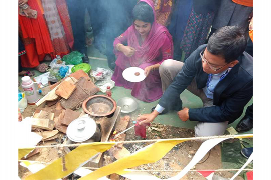 নিজ হাতে পিঠা বানালেন কুবি উপাচার্য