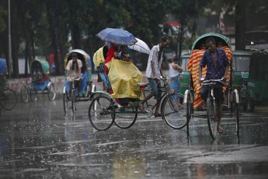 আজ ঝড়ো হাওয়াসহ বজ্রবৃষ্টি হতে পারে