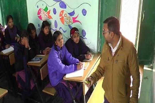 পদার্থবিজ্ঞান-অঙ্কের ক্লাস নিলেন স্কুলের পিয়ন