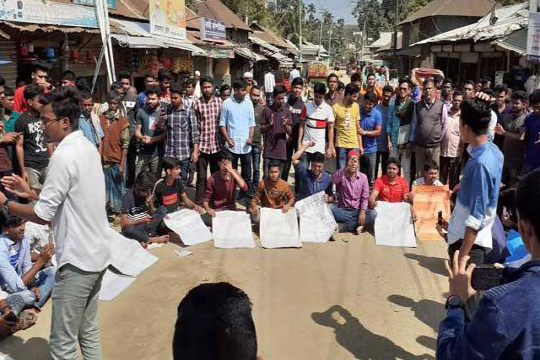 দুর্ঘটনায় ৫ শিক্ষার্থীর মৃত্যু, ট্রাক-লরি বন্ধের দাবিতে বিক্ষোভ