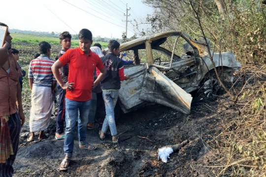 খাদে পড়ে প্রাইভেটকারে আগুন, নিহত ৫