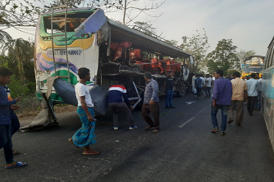 বাস-ট্রাকের মুখোমুখি সংঘর্ষে নিহত ৫