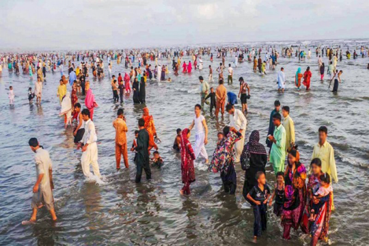 করোনা ঠেকাতে বন্ধ শিক্ষাপ্রতিষ্ঠান, সমুদ্র সৈকতে মানুষের ঢল!