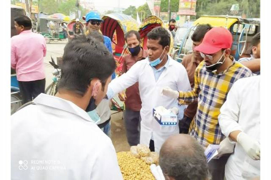 করোনা প্রতিরোধে হ্যান্ড স্যানিটাইজার ও মাস্ক বিতরণ ইবি ছাত্রলীগের