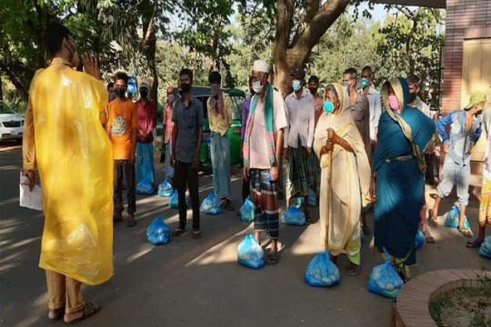 খাদ্যসামগ্রী নিয়ে সাধারণ মানুষের পাশে ছাত্র অধিকার পরিষদ