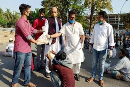 করোনা সঙ্কটে খাদ্যসামগ্রী নিয়ে অসহায়দের পাশে মুক্তিযুদ্ধ মঞ্চ