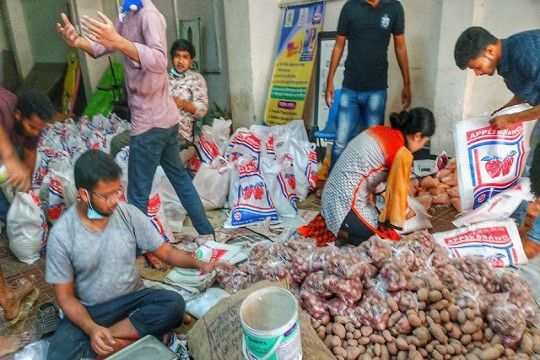 সবার আগে হাত বাড়াল গ্রিন ইউনিভার্সিটির শিক্ষক-শিক্ষার্থীরা