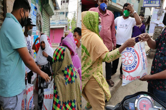 খুলনা জিলা স্কুলের বন্ধু সংগঠনের পক্ষ থেকে খাদ্যসামগ্রী বিতরণ