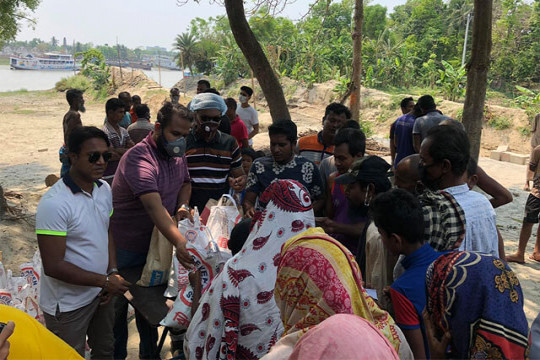 খুলনায় অসহায়দের মধ্যে খাদ্যসামগ্রী বিতরণ ঢাবি ছাত্র হামিমের