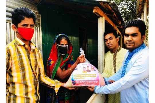 ত্রাণসামগ্রী নিয়ে গরীব-অসহায়দের পাশে তিতুমীর কলেজছাত্র শাওন