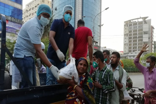 অসহায়দের মাঝে খাদ্যসামগ্রী বিতরণ তেজগাঁও কলেজ ছাত্রদলের