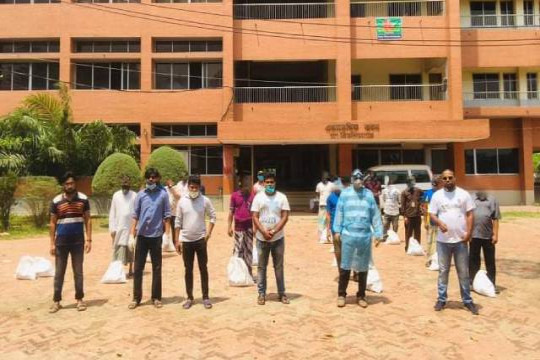 বৈশাখী উপহার হিসেবে খাদ্যসামগ্রী বিতরণ করেছে গবি ছাত্র পরিষদ