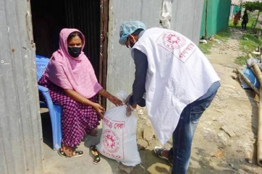 গণস্বাস্থ্য কেন্দ্রের ত্রাণ পেল গাজীপুরের ২০০ পরিবার