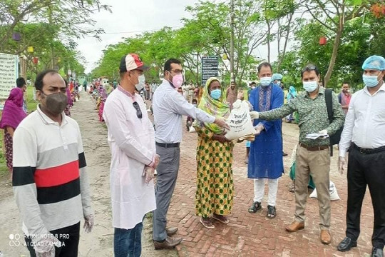 ত্রাণসামাগ্রী নিয়ে ৩২০ পরিবারের কাছে বেরোবির স্বাধীনতা ও জেলা পরিষদ