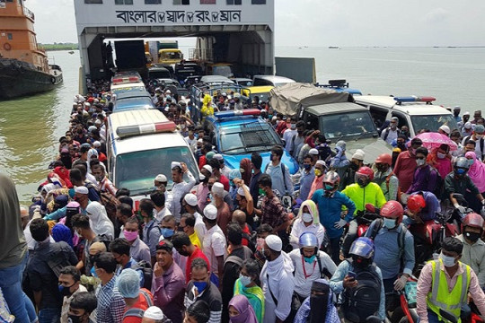 শিমুলিয়া-কাঁঠালবাড়ী নৌপথ দিয়ে ঢাকায় ফিরছে শত শত গার্মেন্টসকর্মী 