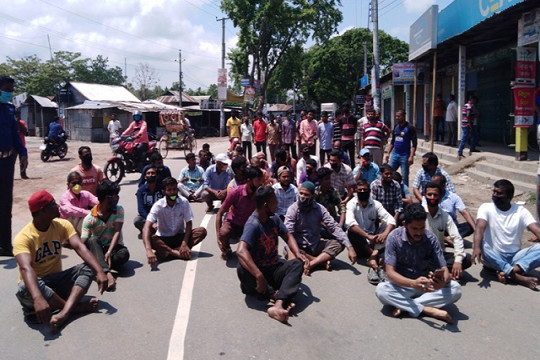 শ্রমিককল্যাণ ফান্ডের টাকার দাবিতে পরিবহন শ্রমিকদের মানববন্ধন 