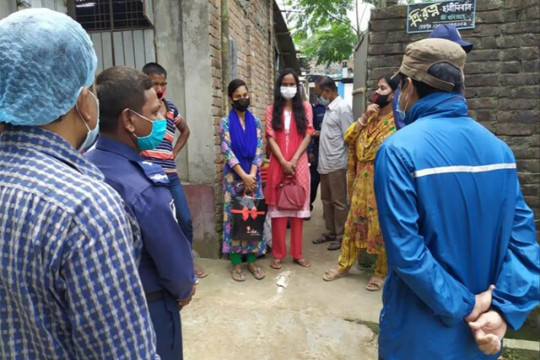 ভাড়া না পেয়ে ছাত্রীদের বের করে দিলেন মেস মালিক!