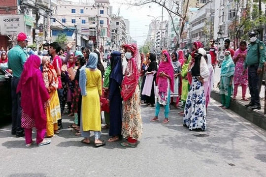 মালিবাগে বকেয়া বেতন পরিশোধের দাবিতে পোশাক শ্রমিকদের বিক্ষোভ 