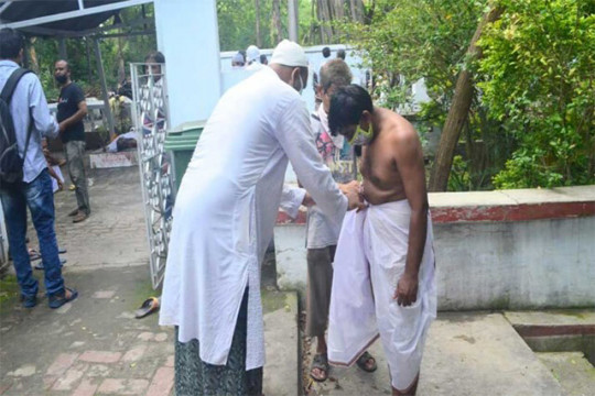 বৃদ্ধের সৎকারে নেই আপনজন, মরদেহ বহন করলেন মুসলমানরা