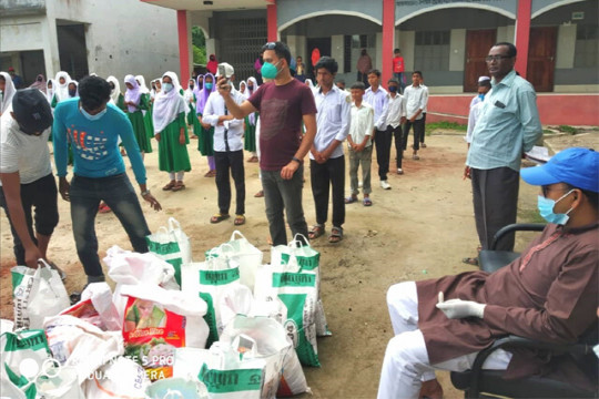 ১০৪০ শিক্ষার্থীর পরিবারকে খাদ্যসামগ্রী দিলেন ইকবাল মাহমুদ