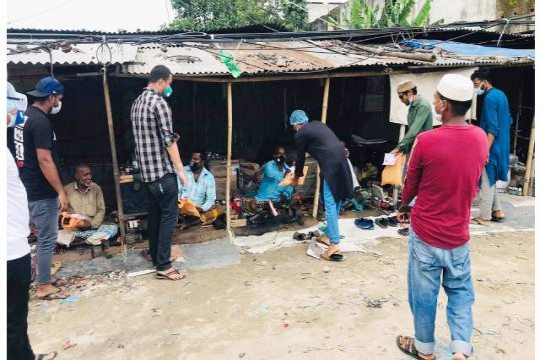 নবাবগঞ্জে ২০০ হতদরিদ্রের মাঝে ঈদ উপহার বিতরণ