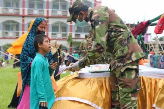 সেনাবাহিনীর এক মিনিটের বাজার, দেড় হাজার পরিবারে ঈদ আনন্দ