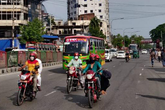 ঢাকার রাস্তায় বাস চলাচল শুরু