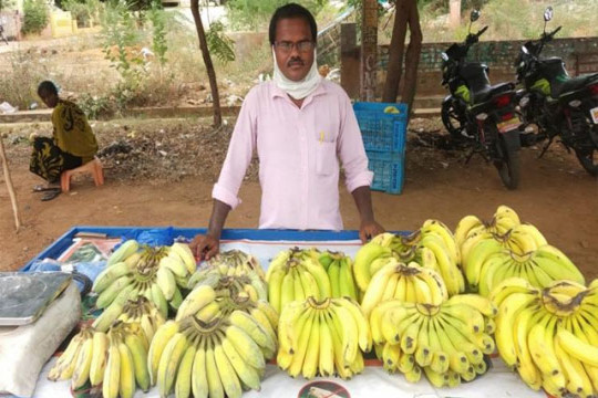 লকডাউনে চাকরি হারিয়ে কলা বিক্রি করছেন স্কুলশিক্ষক