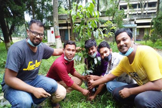 ক্যাম্পাসে বৃক্ষরোপণ করেছে হাবিপ্রবি ছাত্রলীগ