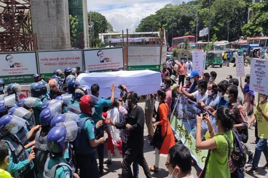 কফিন নিয়ে প্রধানমন্ত্রীর কার্যালয় অভিমুখে যাওয়ার চেষ্টা ছাত্রজোটের