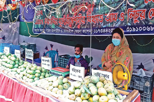 করোনা-কালে বাসা ছেড়ে স্কুলে শিক্ষক, বিক্রি করছেন ফল