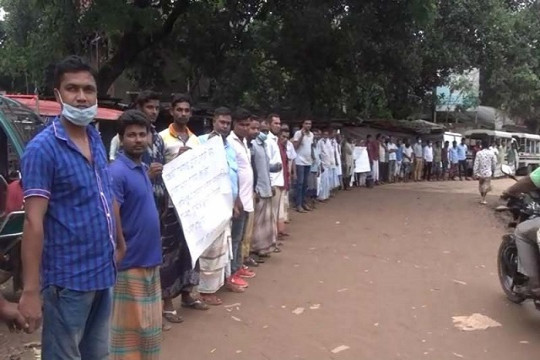 চুরির খাসি জবাই করলো যুবলীগ নেতা, এলাকাবাসীর মানববন্ধন