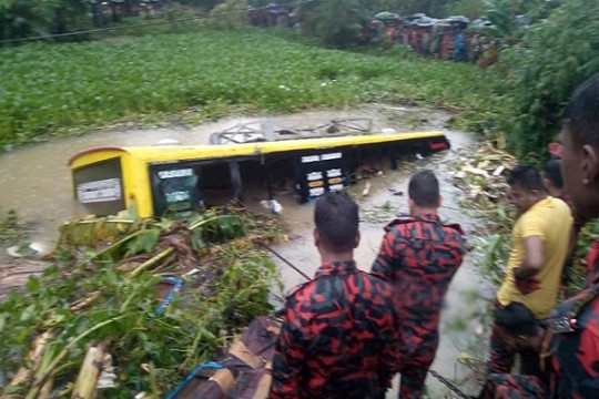 ২৫ যাত্রী নিয়ে খালে গেটলক বাস, অনেক হতাহতের শঙ্কা