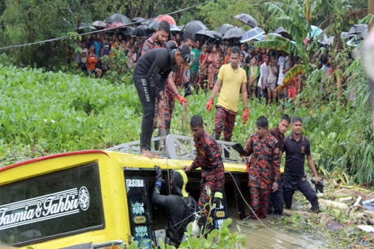 খালে পড়া বাসের ভেতর কেউ ছিলনা, ২১ যাত্রী নিখোঁজের খবর গুজব