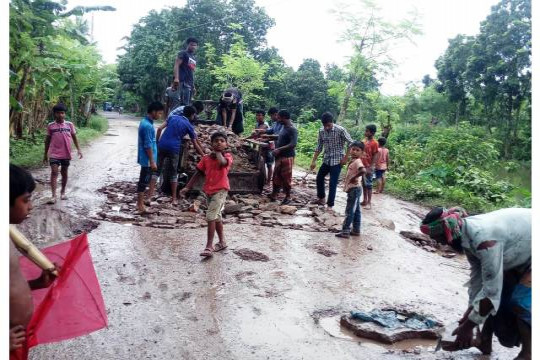 বর্ষায় ভাঙা সড়ক সংস্কার করছে বিশ্ববিদ্যালয় শিক্ষার্থীরা