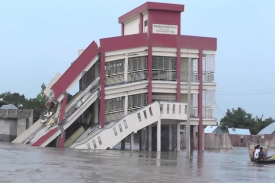 পদ্মার বুকে বিলীন হলো চরাঞ্চলের আরও এক বাতিঘর  