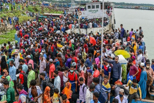 ঈদে ঘরে ফেরা মানুষের ঢল, পথে পথে করোনা ঝুঁকি 